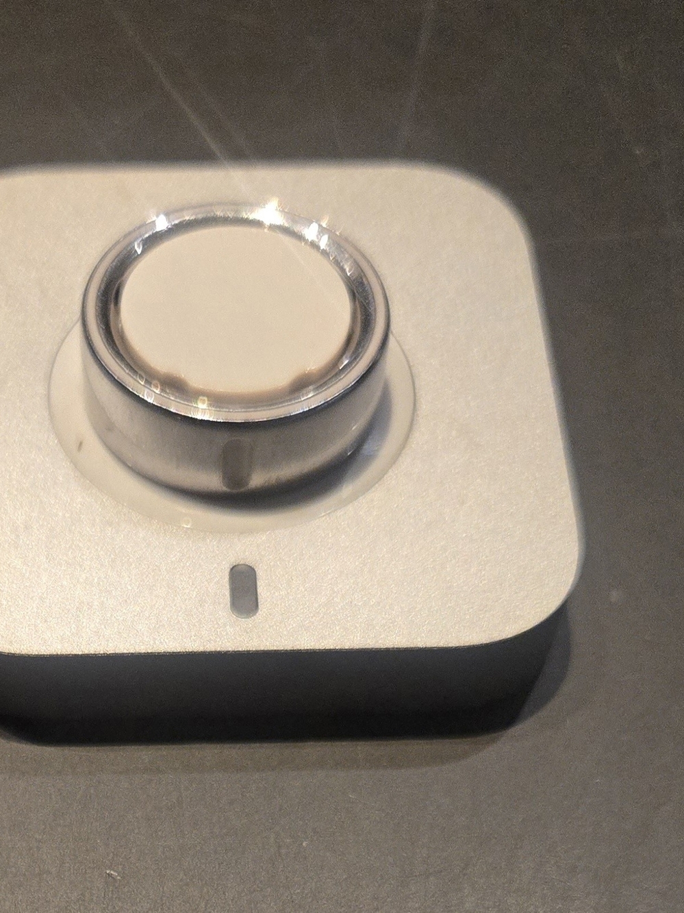 Oura Magnetic Charging Dock in Silver and White